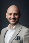 Founder Portrait Sakko beige weisses hemd dunkle brauner hintergrund