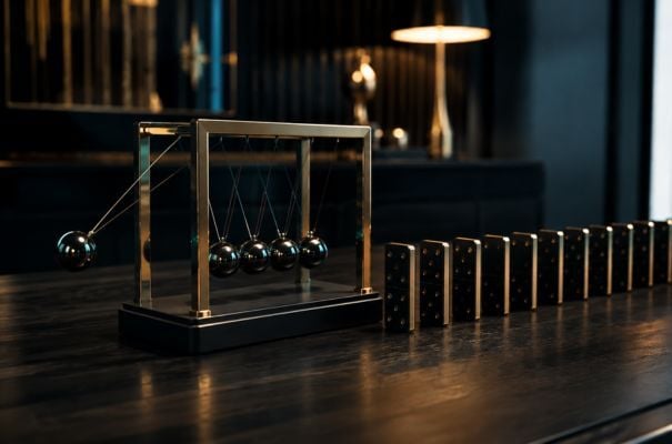 Symbolbild für CRM-Prozesse, Kundenkommunikation und Follow-up-Management. Das Newton-Pendel löst eine Kette von Dominosteinen aus und verdeutlicht, wie strukturierte Kundenbeziehungen, Nachverfolgung und Automatisierung neue Geschäftschancen, Folgeaufträge und langfristige Kundenbindung fördern Symbolbild für CRM-Prozesse, Kundenkommunikation und Follow-up-Management. Das Newton-Pendel löst eine Kette von Dominosteinen aus und verdeutlicht, wie strukturierte Kundenbeziehungen, Nachverfolgung und Automatisierung neue Geschäftschancen, Folgeaufträge und langfristige Kundenbindung fördern